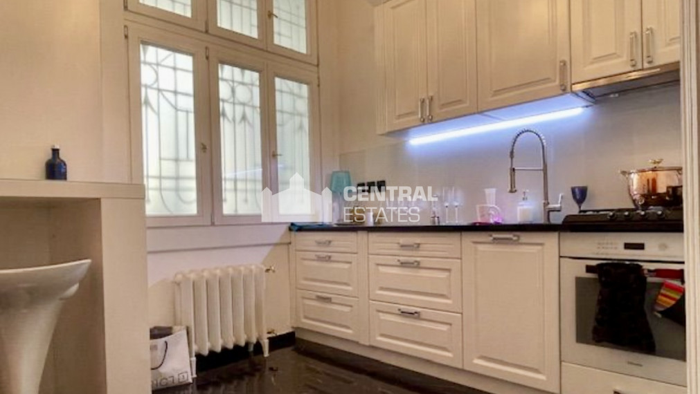 Luxurious 2- bedroom apartment in a historic building with a balcony for rent in the Old Town