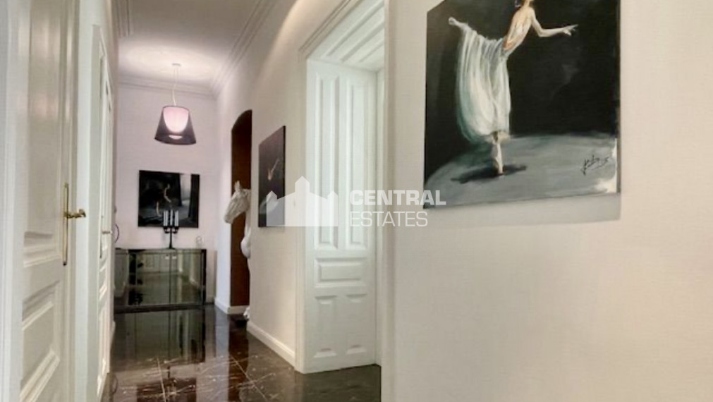 Luxurious 2- bedroom apartment in a historic building with a balcony for rent in the Old Town