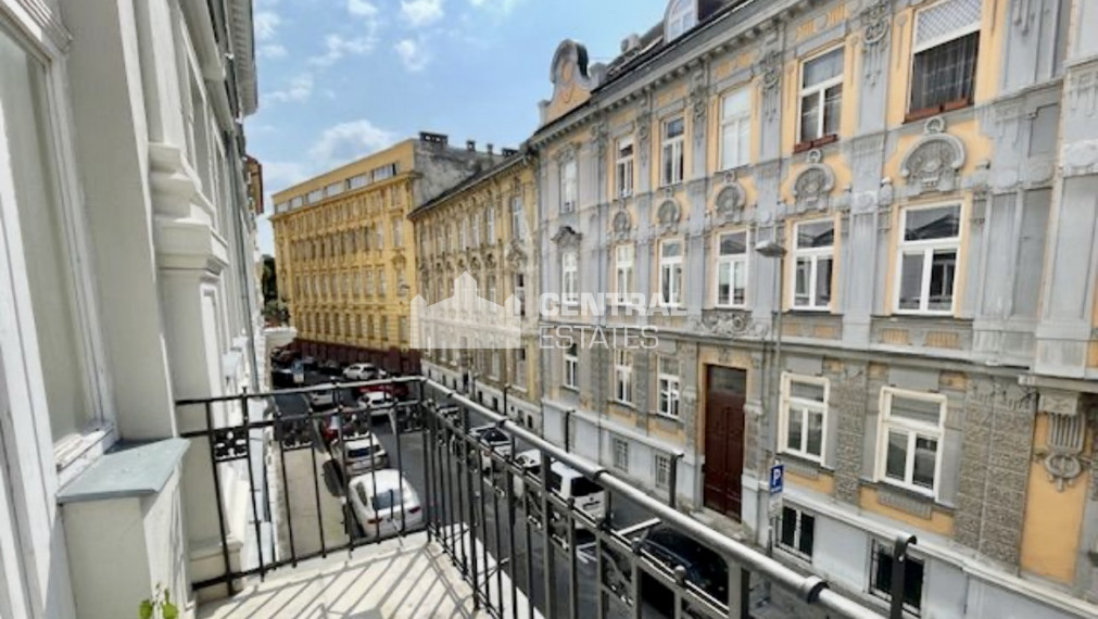 Luxurious 2- bedroom apartment in a historic building with a balcony for rent in the Old Town