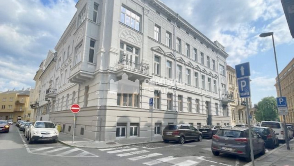 Luxurious 2- bedroom apartment in a historic building with a balcony for rent in the Old Town