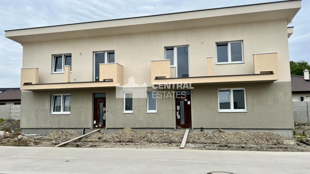 2- poschodová novostavba 4- izbového dvojdomu s parkovaním na predaj v Rovinke