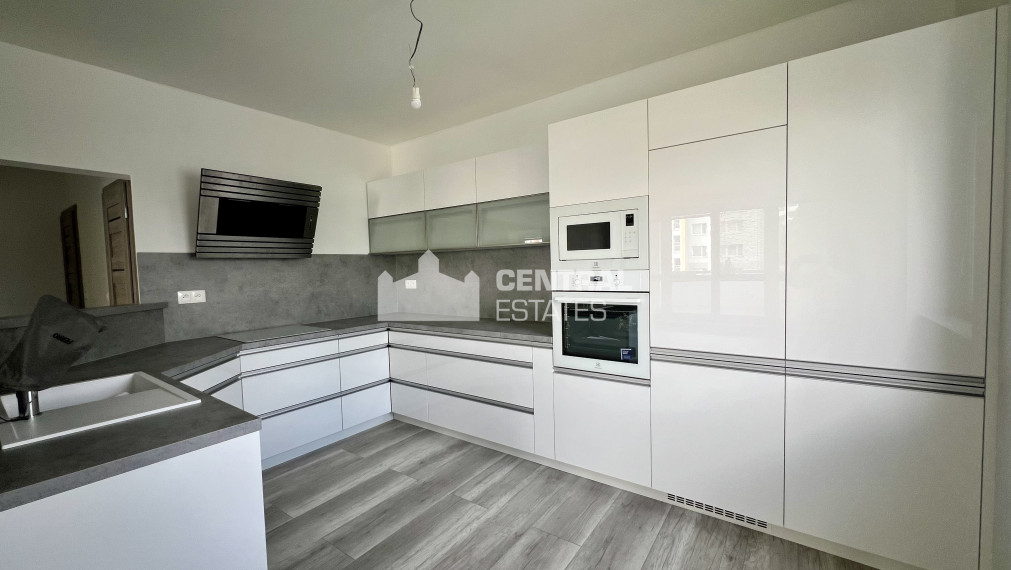 Priestranný 3- izbový byt s lodžiou na prenájom v Starom meste