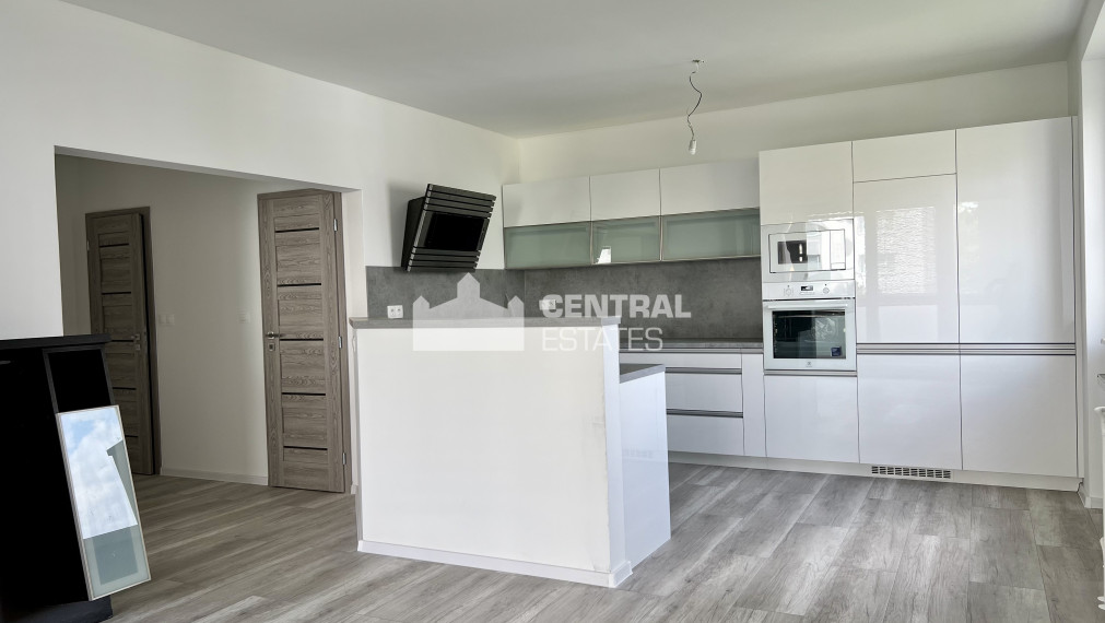 Priestranný 3- izbový byt s lodžiou na prenájom v Starom meste