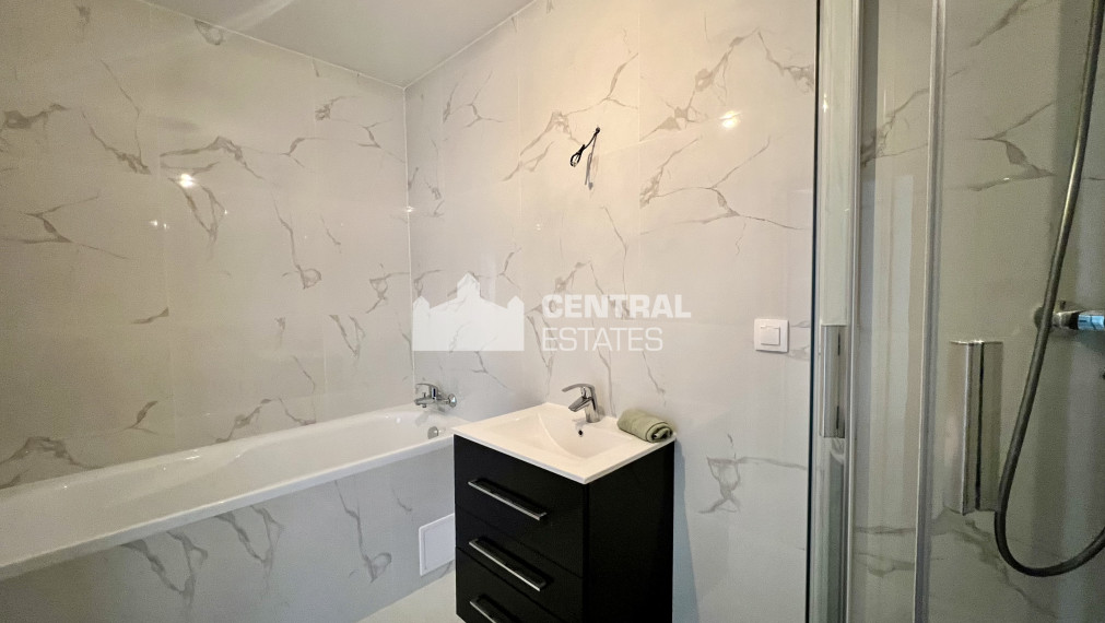 Priestranný 3- izbový byt s lodžiou na prenájom v Starom meste