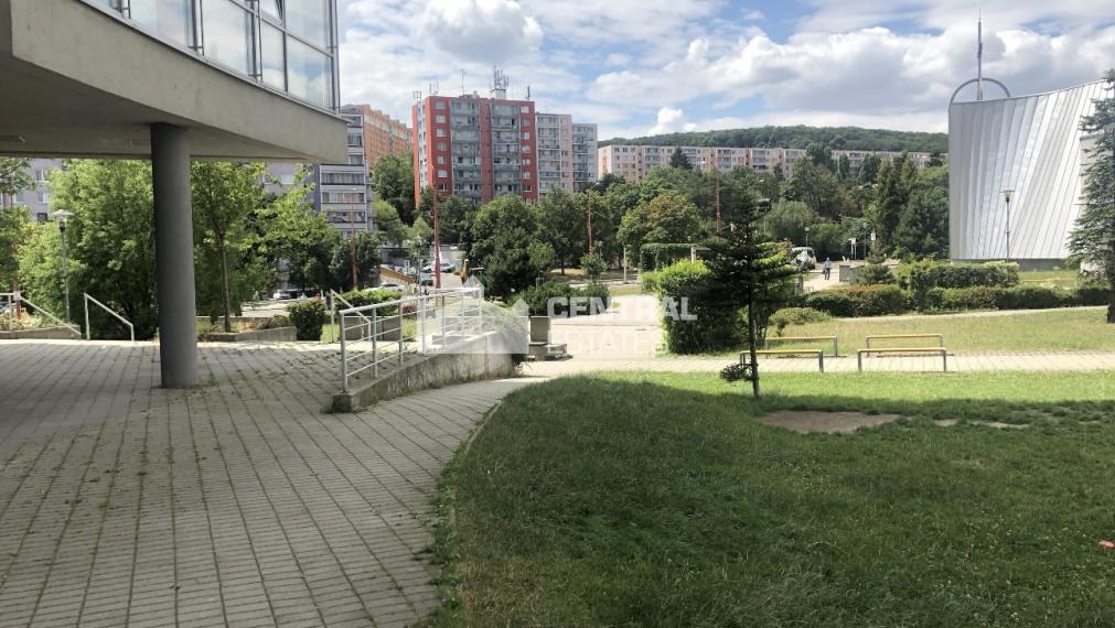 Elegantné klimatizované kancelárske priestory s parkovaním na prenájom v Karlovej Vsi