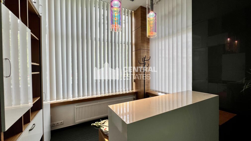 Elegantné klimatizované kancelárske priestory s parkovaním na prenájom v Karlovej Vsi