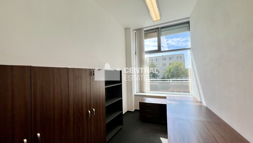 Elegantné klimatizované kancelárske priestory s parkovaním na prenájom v Karlovej Vsi