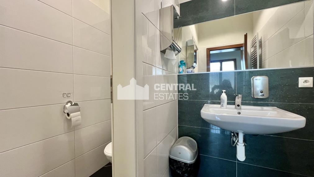 Elegantné klimatizované kancelárske priestory s parkovaním na prenájom v Karlovej Vsi