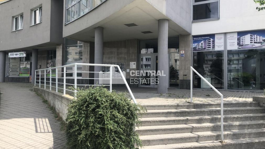 Elegantné klimatizované kancelárske priestory s parkovaním na prenájom v Karlovej Vsi