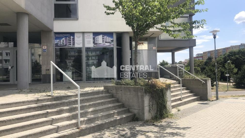 Elegantné klimatizované kancelárske priestory s parkovaním na prenájom v Karlovej Vsi