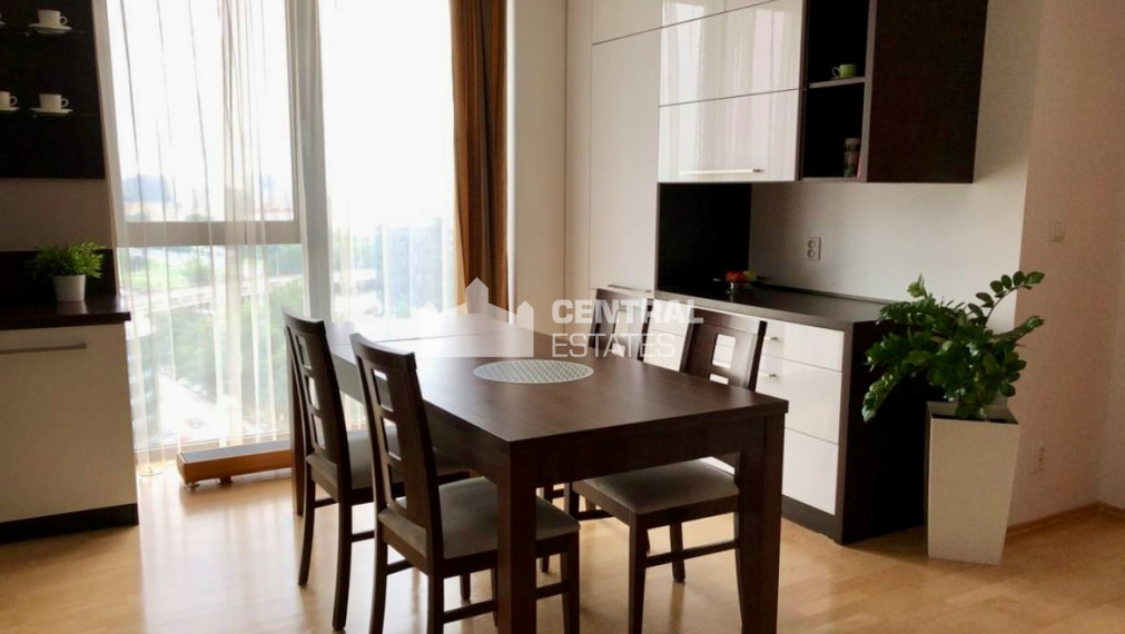 Priestranný 3- izbový byt v novostavbe s lodžiou na prenájom v Petržalke