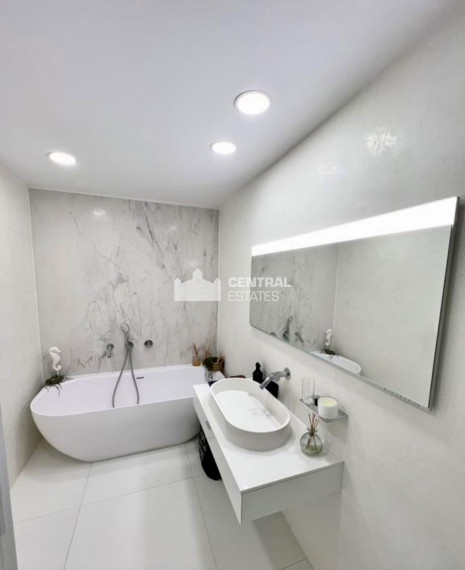 Bright 3- bedroom apartment with loggia and parking for rent in the Old Town