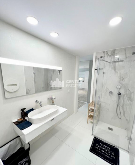 Bright 3- bedroom apartment with loggia and parking for rent in the Old Town