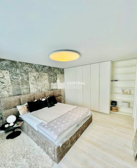 Bright 3- bedroom apartment with loggia and parking for rent in the Old Town