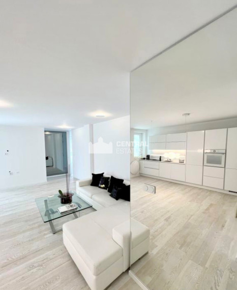 Bright 3- bedroom apartment with loggia and parking for rent in the Old Town