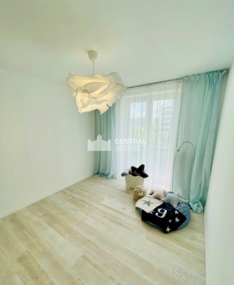 Bright 3- bedroom apartment with loggia and parking for rent in the Old Town