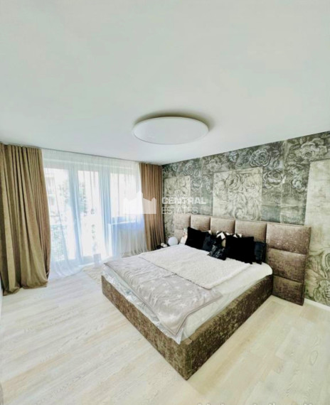 Bright 3- bedroom apartment with loggia and parking for rent in the Old Town