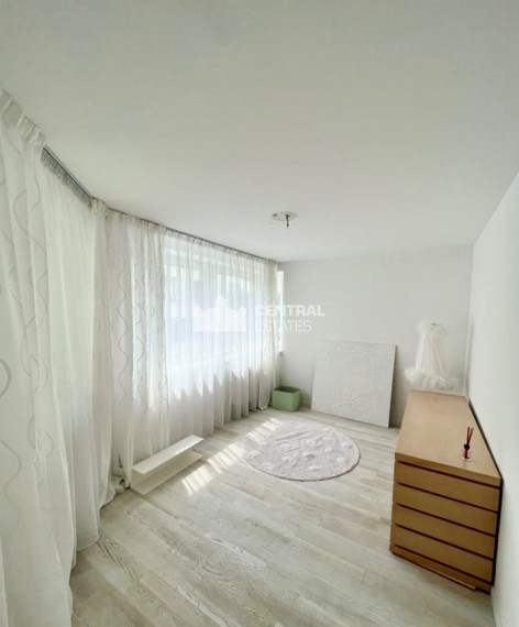 Bright 3- bedroom apartment with loggia and parking for rent in the Old Town