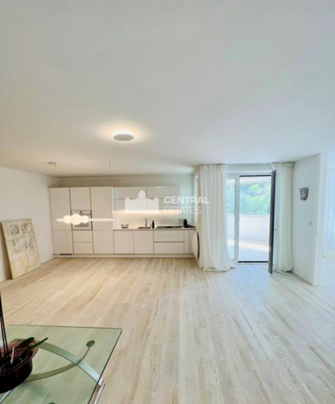 Bright 3- bedroom apartment with loggia and parking for rent in the Old Town