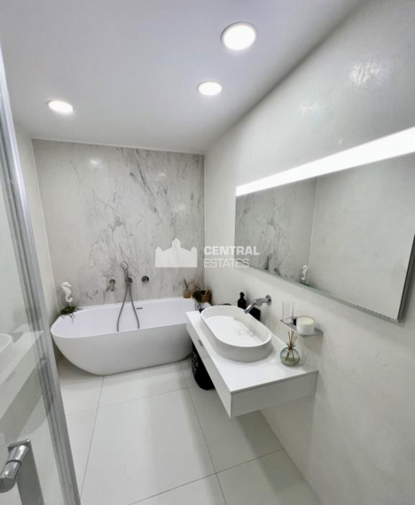 Bright 3- bedroom apartment with loggia and parking for rent in the Old Town