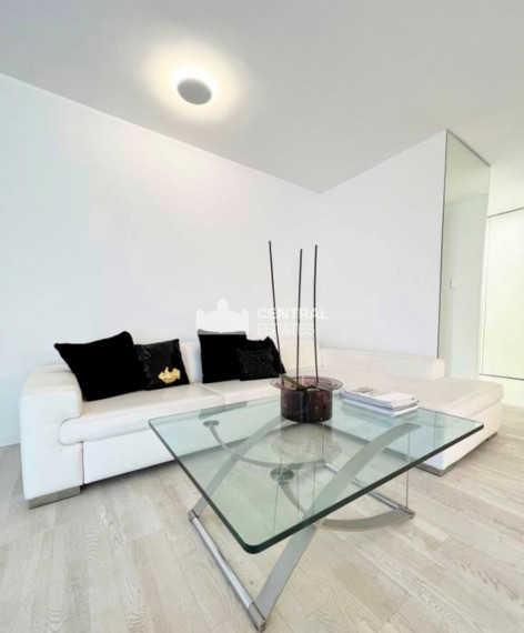 Bright 3- bedroom apartment with loggia and parking for rent in the Old Town