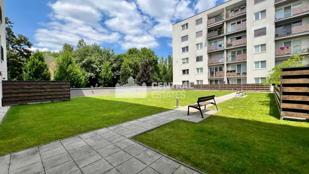 Priestranný 2- izbový byt v novostavbe s balkónom a parkovaním na prenájom v Ružinove