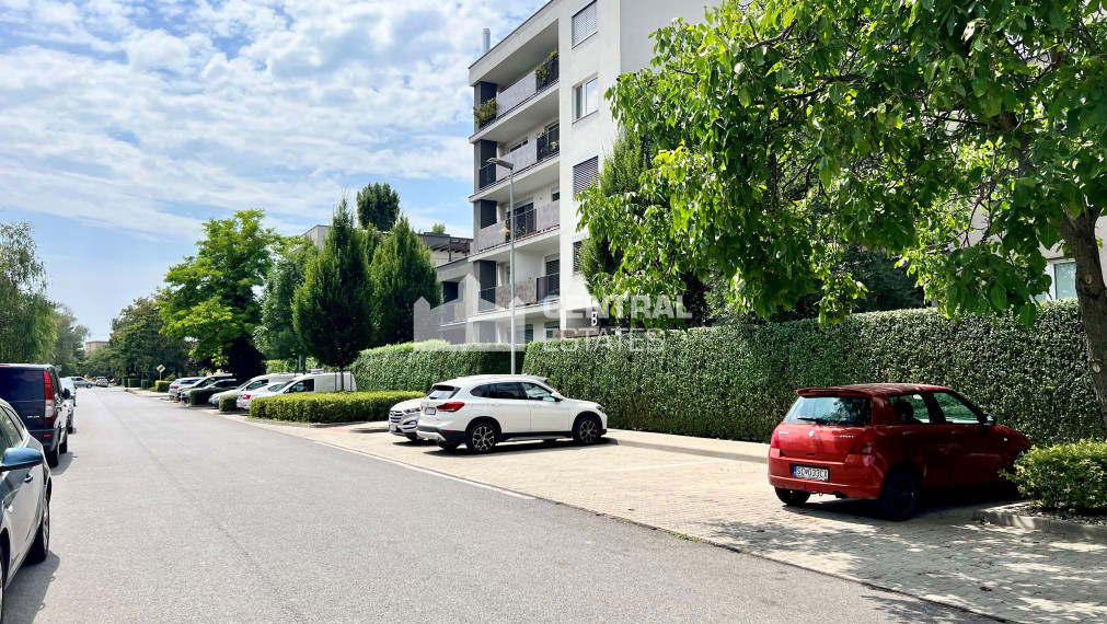 Priestranný 2- izbový byt v novostavbe s balkónom a parkovaním na prenájom v Ružinove