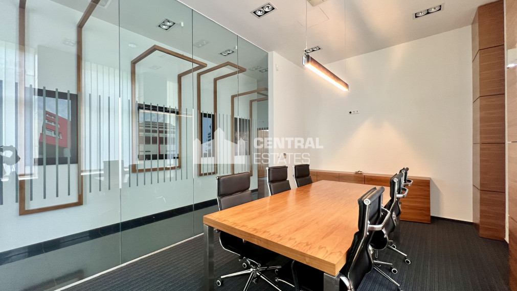 Elegantné klimatizované kancelárske priestory s parkovaním na prenájom v Karlovej Vsi