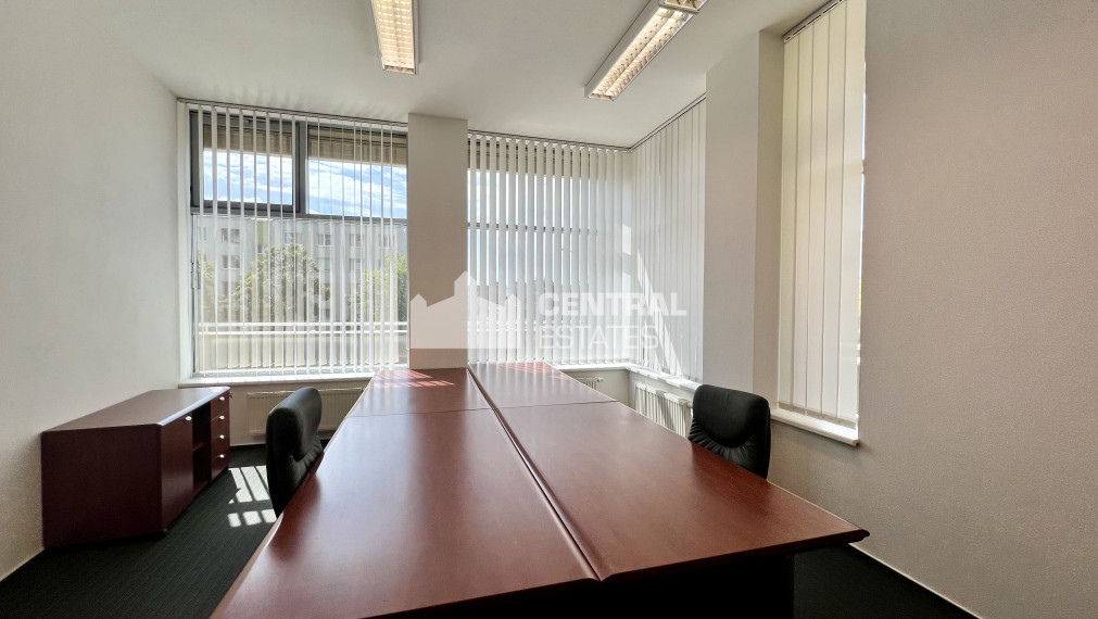 Elegantné klimatizované kancelárske priestory s parkovaním na prenájom v Karlovej Vsi