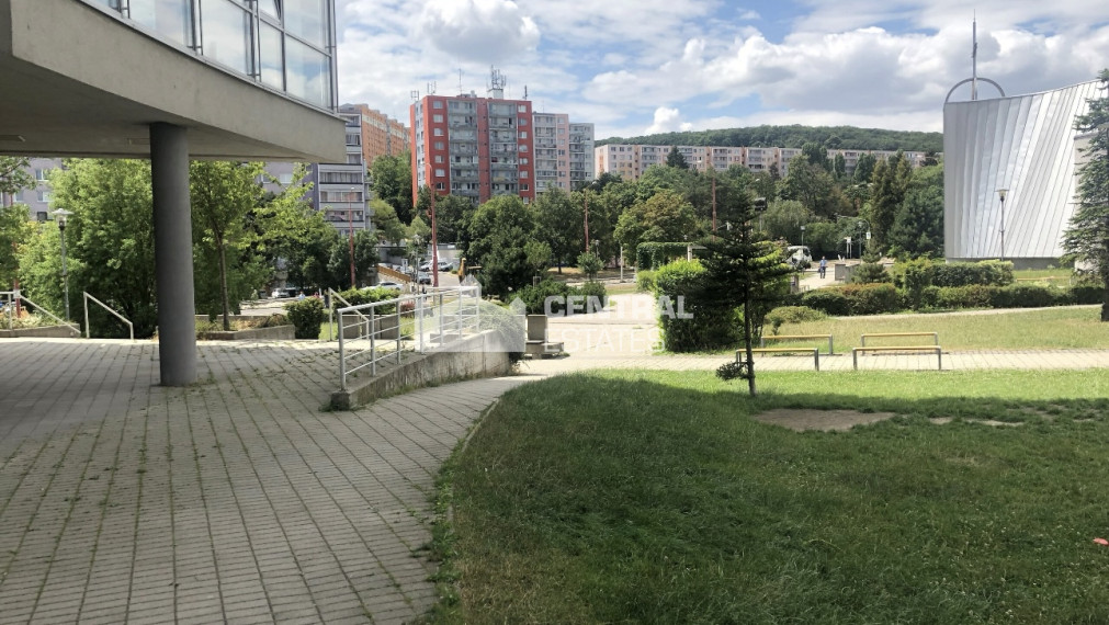 Elegantné klimatizované kancelárske priestory s parkovaním na prenájom v Karlovej Vsi