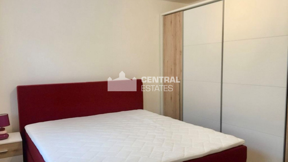 Spacious 3- bedroom apartment with a balcony for rent in the Old Town