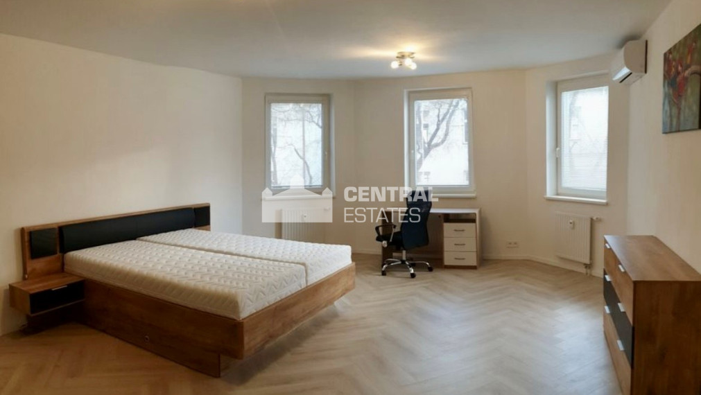 Spacious 3- bedroom apartment with a balcony for rent in the Old Town