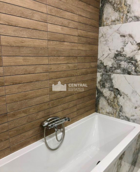 Spacious 3- bedroom apartment with a balcony for rent in the Old Town