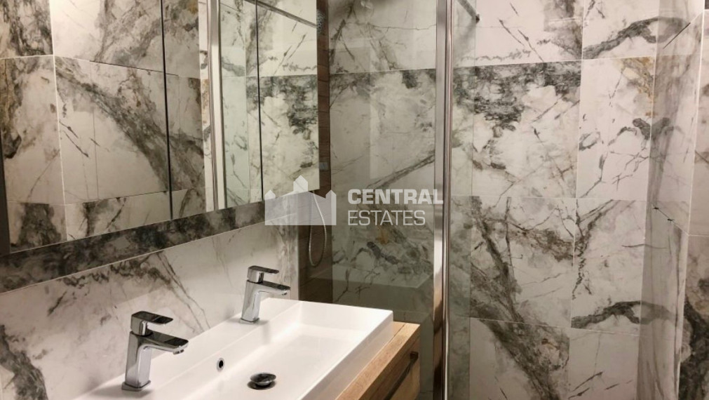 Spacious 3- bedroom apartment with a balcony for rent in the Old Town