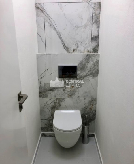 Spacious 3- bedroom apartment with a balcony for rent in the Old Town