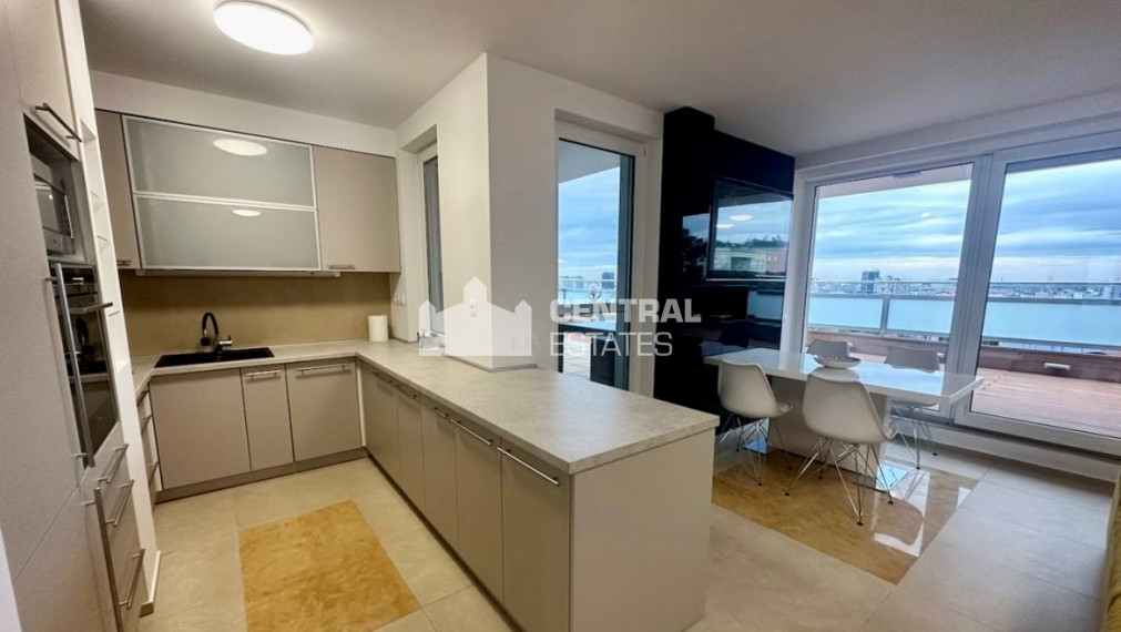 Pekný 3- izbový byt v novostavbe s veľkou terasou na prenájom v Novom meste