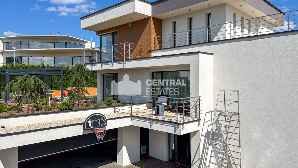 Prémiová 3- podlažná 6- izbová rodinná vila na prenájom v Záhorskej Bystrici