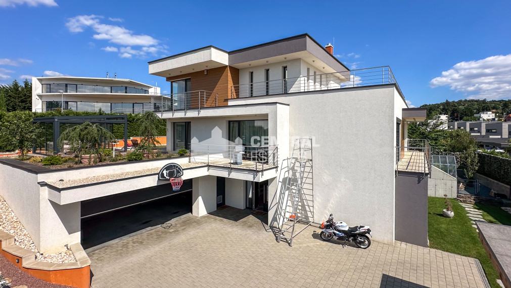 Prémiová 3- podlažná 6- izbová rodinná vila na prenájom v Záhorskej Bystrici