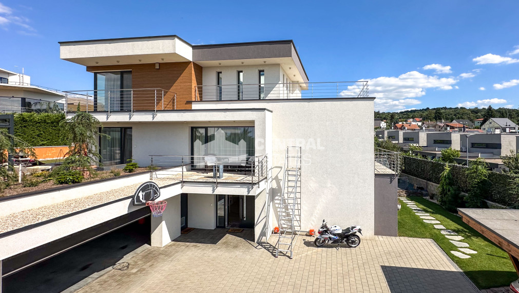 Prémiová 3- podlažná 6- izbová rodinná vila na prenájom v Záhorskej Bystrici