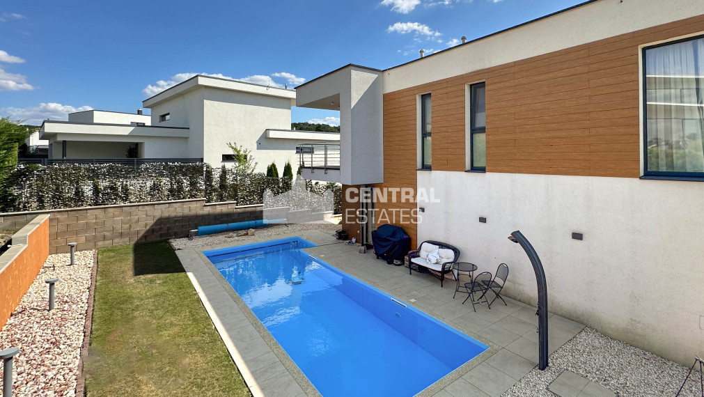 Prémiová 3- podlažná 6- izbová rodinná vila na prenájom v Záhorskej Bystrici