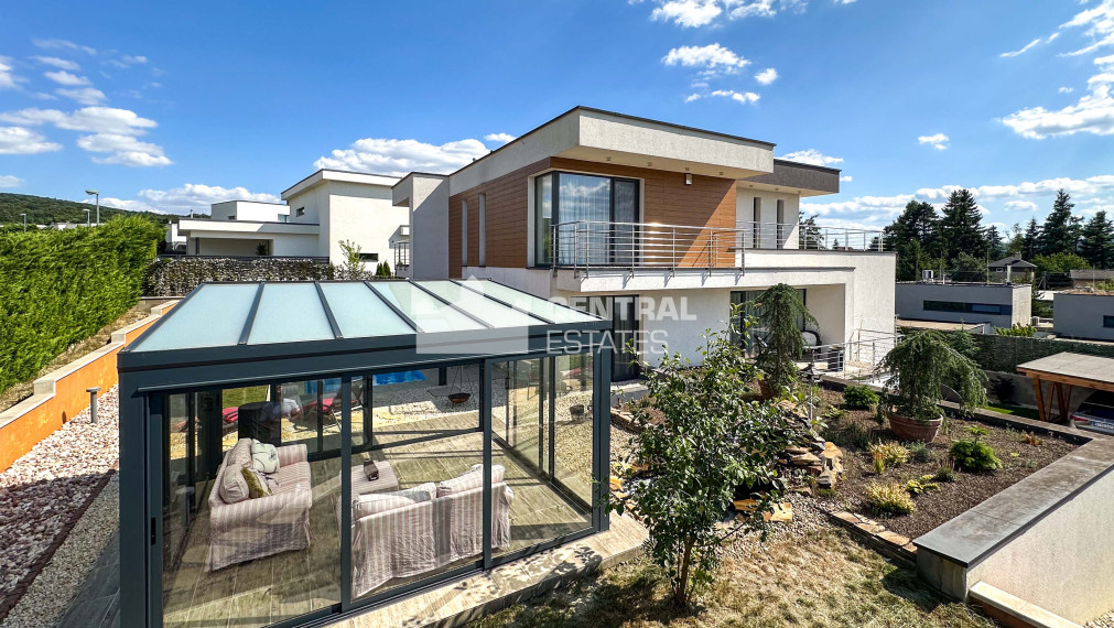 Prémiová 3- podlažná 6- izbová rodinná vila na prenájom v Záhorskej Bystrici