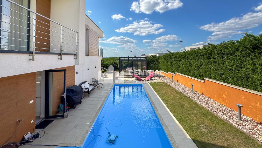 Prémiová 3- podlažná 6- izbová rodinná vila na prenájom v Záhorskej Bystrici