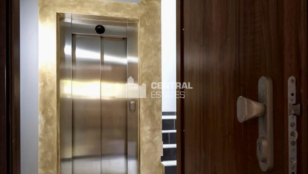 Jedinečný 4- izbový byt s veľkou terasou na prenájom v Starom meste