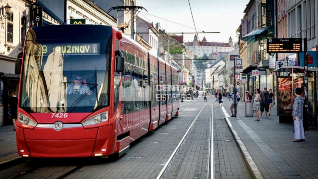 Jedinečný 4- izbový byt s veľkou terasou na prenájom v Starom meste