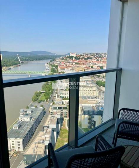 Krásny klimatizovaný 2- izbový byt v Eurovea tower s lodžiou na prenájom v Starom meste