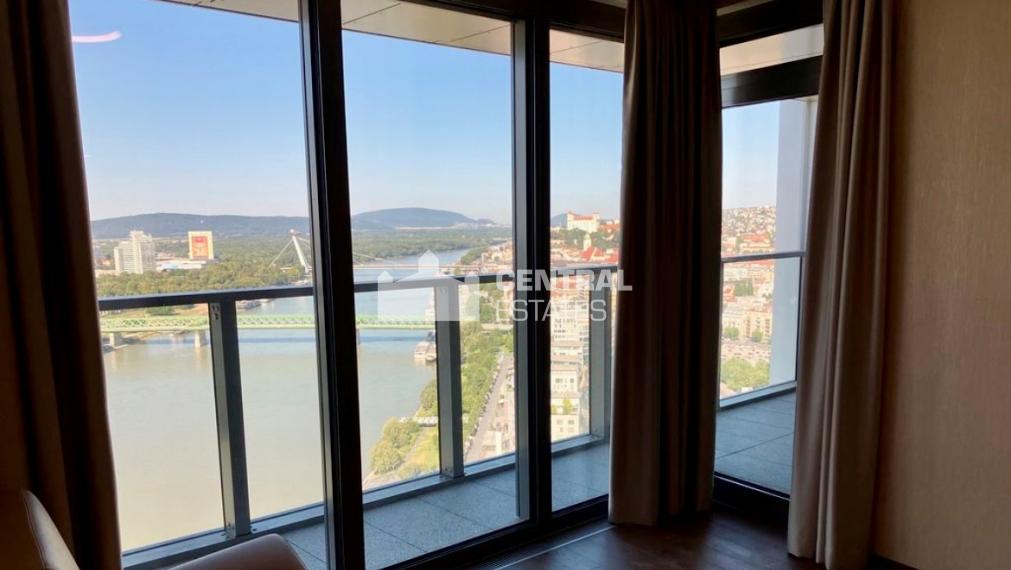 Krásny klimatizovaný 2- izbový byt v Eurovea tower s lodžiou na prenájom v Starom meste