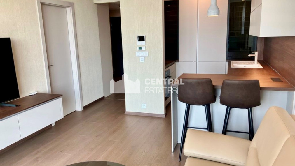 Krásny klimatizovaný 2- izbový byt v Eurovea tower s lodžiou na prenájom v Starom meste