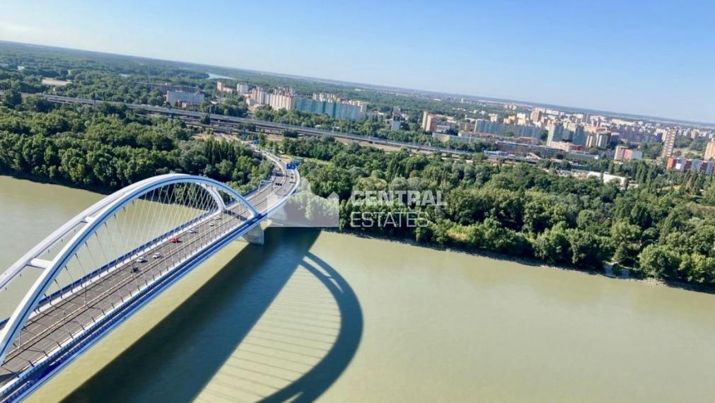 Krásny klimatizovaný 2- izbový byt v Eurovea tower s lodžiou na prenájom v Starom meste