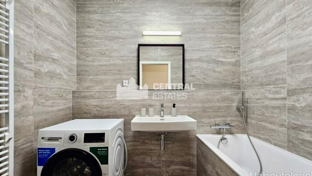 Moderný 2- izbový byt s terasou a parkovaním na prenájom v Starom meste