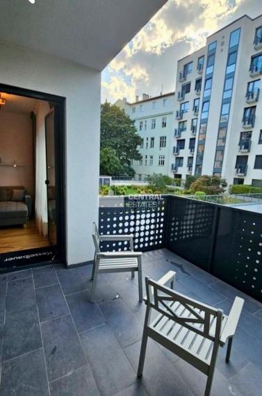 Moderný 2- izbový byt s terasou a parkovaním na prenájom v Starom meste